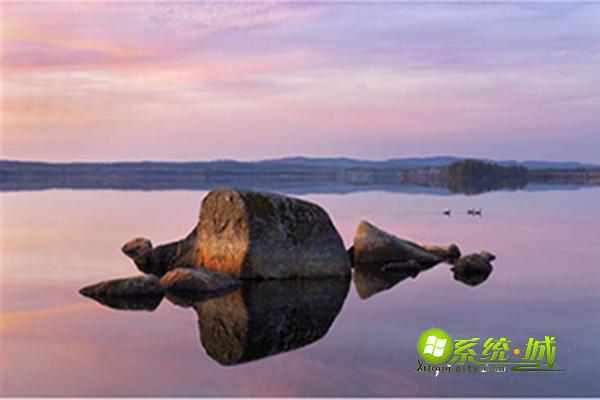 紫色湖畔win8系统主题