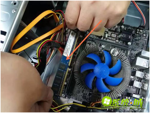 如何增加电脑内存条_电脑内存不足怎么加内存条